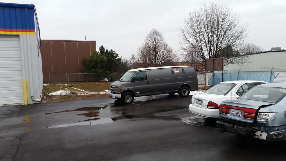 More Photos Of 440 Industrial Dr, Naperville Warehouse For Lease