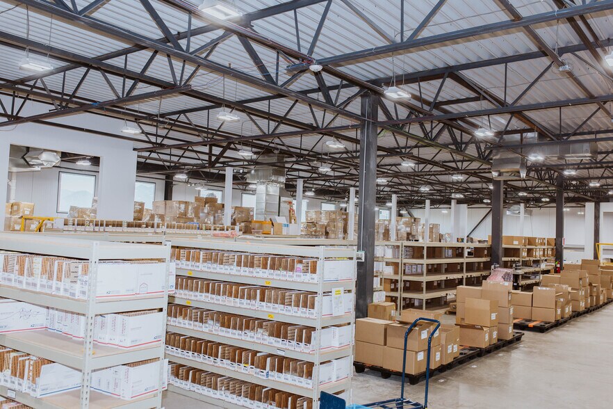 More Photos Of 1374 American Way, Payson Showroom For Sale