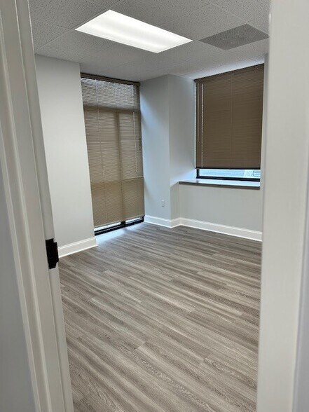 More Photos Of 2101 N Sardis Rd, Charlotte Office For Sale
