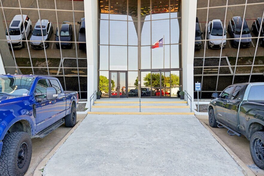More Photos Of 1800 Teague Dr, Sherman Office For Sale