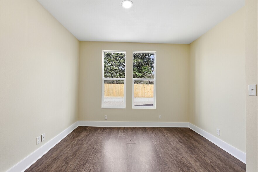 More Photos Of 1410 Fannin St, Columbus Office For Sale