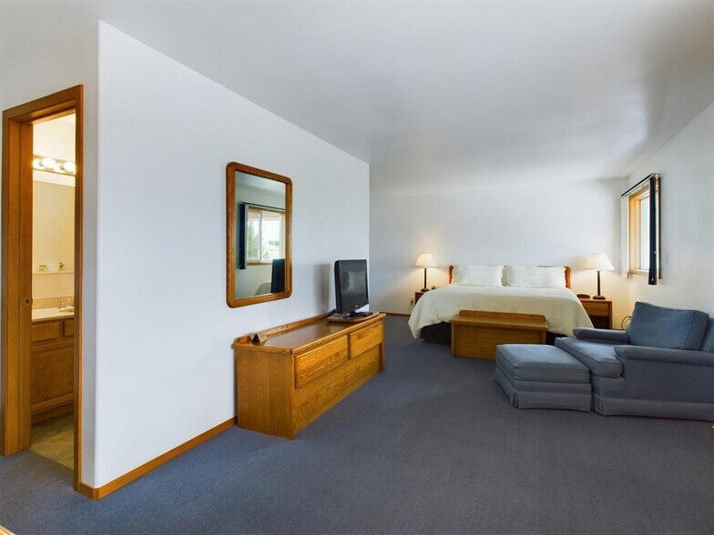 More Photos Of 234 E 1st St, Powell Hotel For Sale