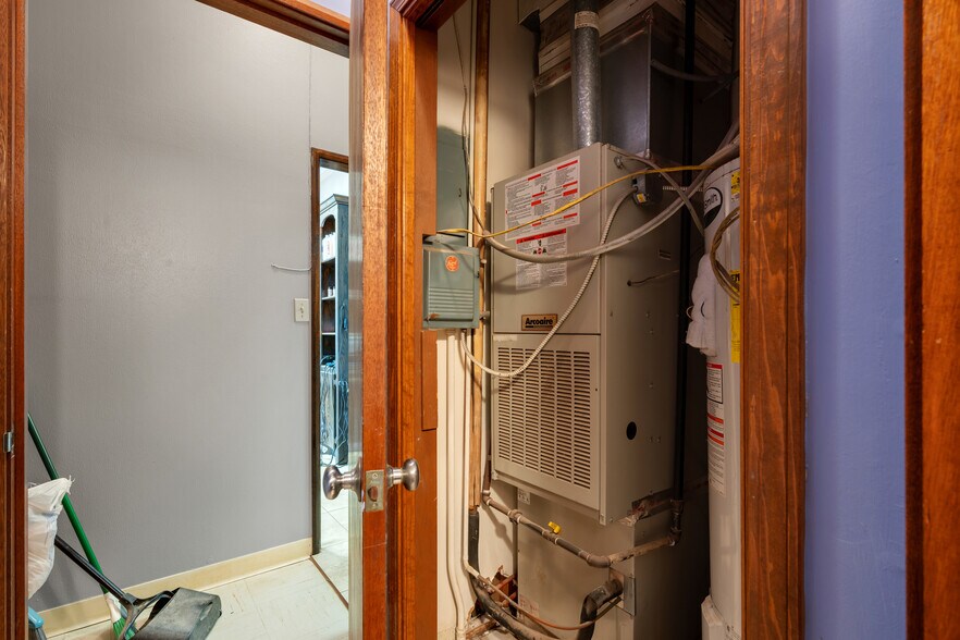 More Photos Of 308-310 S Main St, Lindsay Office For Sale