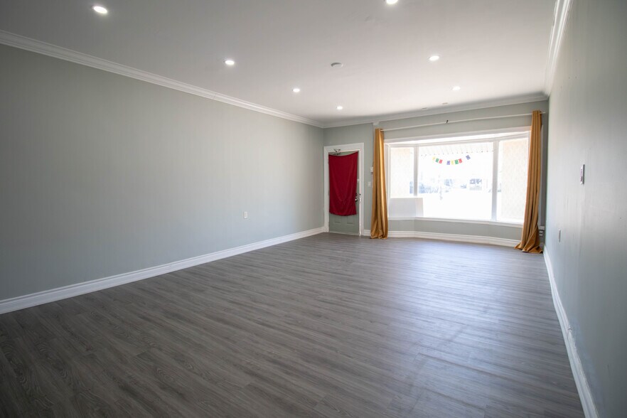 More Photos Of 5126 Victoria Ave, Niagara Falls Storefront Retail Residential For Lease