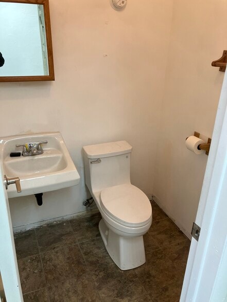 More Photos Of 5226 Commerce Dr, Salt Lake City Flex For Lease