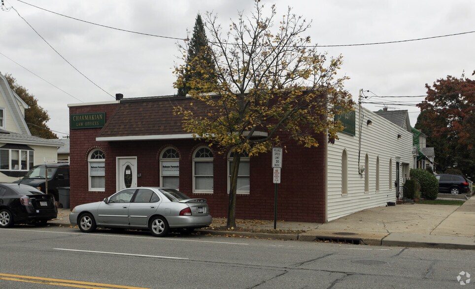 Primary Photo Of 340 Willis Ave, Mineola Office For Lease