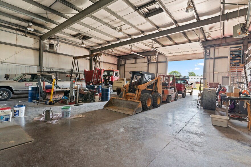 More Photos Of 1514 Commerce Ave, Carlisle Light Distribution For Lease