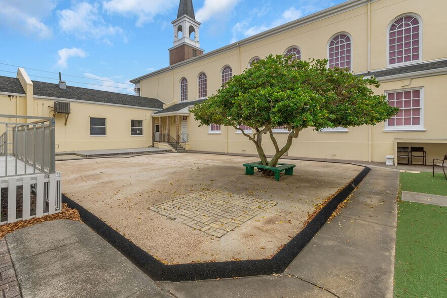 More Photos Of 411 Turner St, Clearwater Religious Facility For Lease
