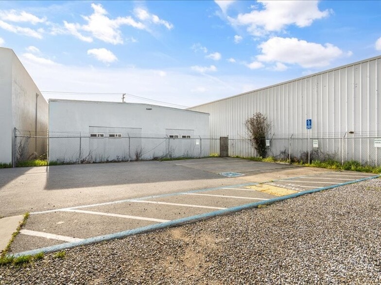 More Photos Of 2566 Bay Rd, Redwood City Service For Sale