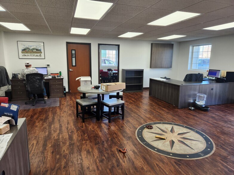 More Photos Of 511 E Centralia St, Elkhorn Manufacturing For Lease