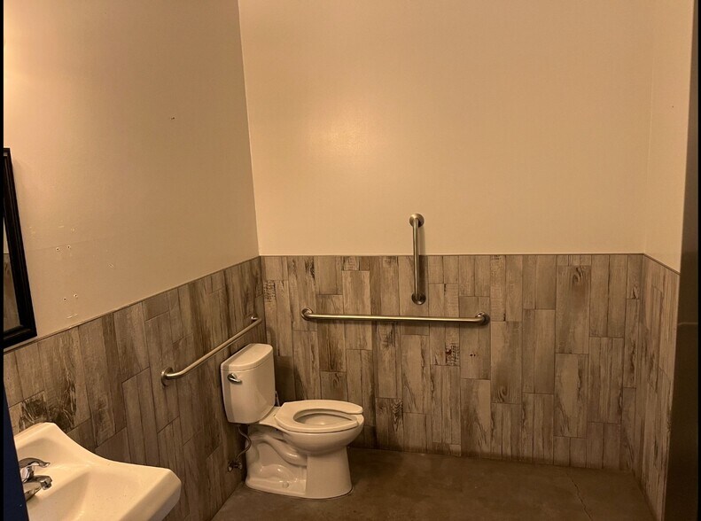 More Photos Of 5681 Crater Lake Hwy, Central Point Warehouse For Lease