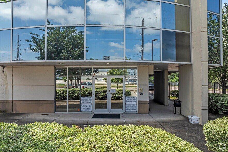 More Photos Of 4400 S Sam Houston Pky E, Houston Warehouse For Lease