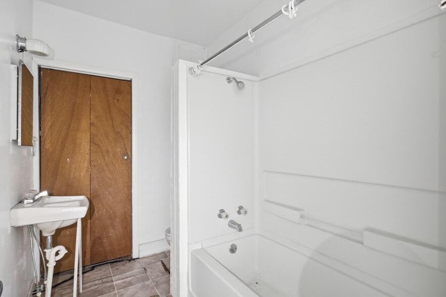 More Photos Of 14811 Broadway Ave, Frostburg Bar For Sale