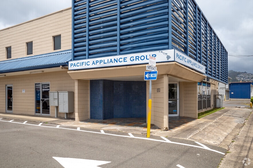 More Photos Of 650 Kohou St, Honolulu Storefront Retail Office For Lease