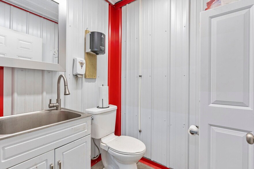 More Photos Of 317 US-60, Billings Truck Terminal For Sale