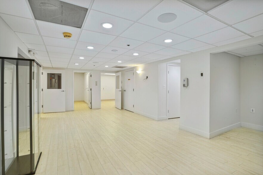 More Photos Of 3 Washington Cir NW, Washington Office For Sale