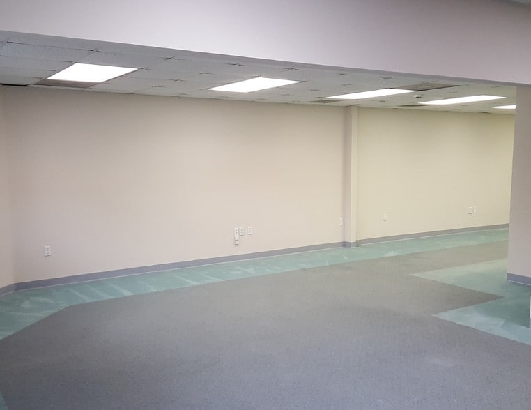 More Photos Of 724 City Center Blvd, Newport News Warehouse For Lease