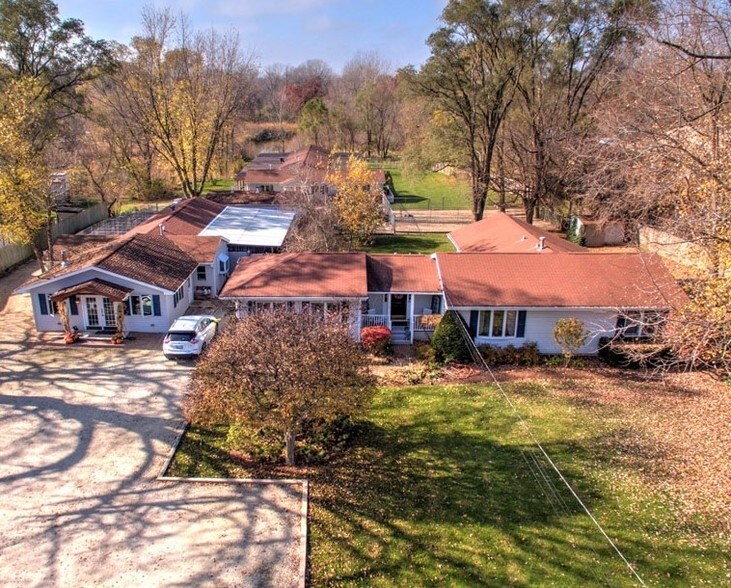 More Photos Of 4403 S Roberts Rd, Island Lake Veterinarian Kennel For Sale