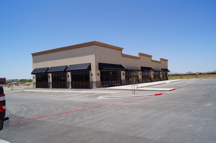 More Photos Of 1001 E 87th St, Odessa Unknown For Lease