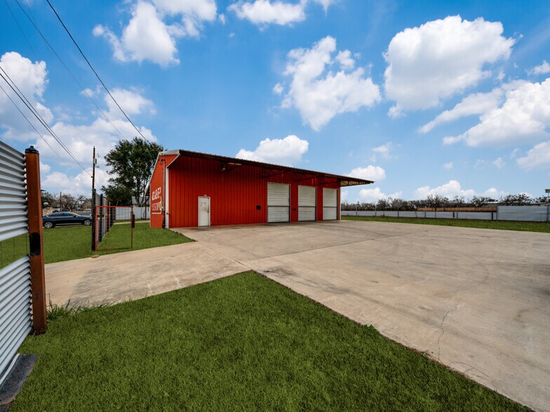 More Photos Of 601 S Storts St, Poth Industrial For Sale