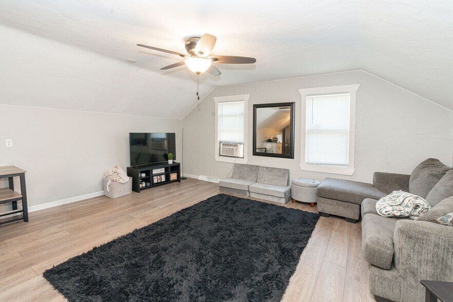 More Photos Of 28 Main St W, Richmond Office For Sale