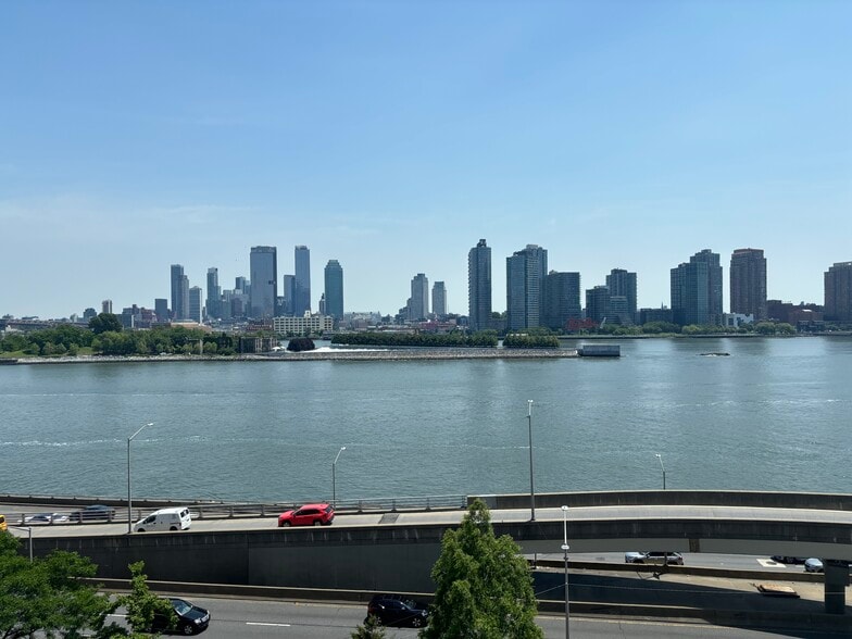 More Photos Of 866 United Nations Plz, New York Office For Lease