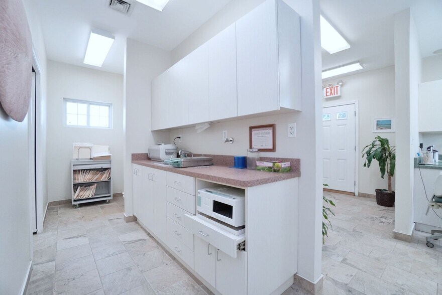 More Photos Of 1562 Drumgoole Rd E, Staten Island Medical For Sale