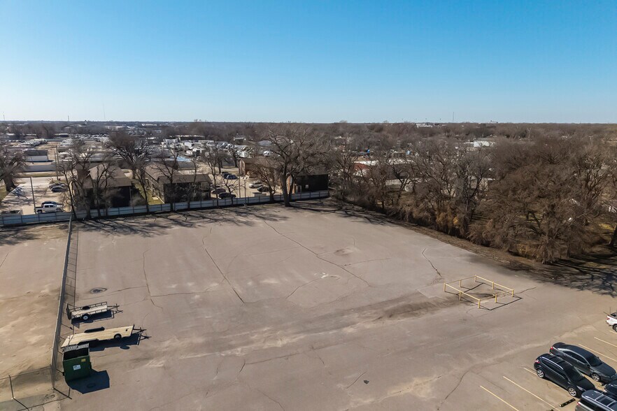 More Photos Of 3101 S Broadway St, Wichita Freestanding For Sale