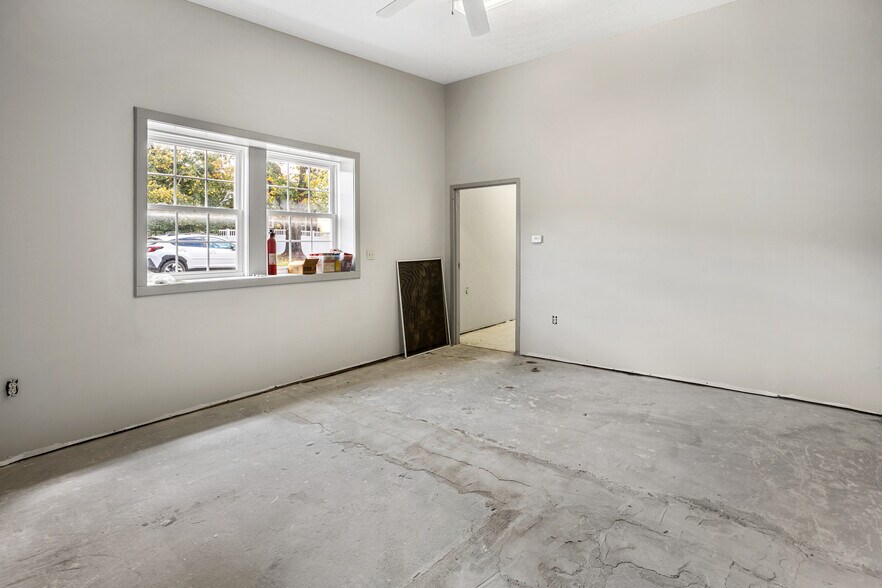 More Photos Of 101 W Laurel Ave, Damascus General Retail For Sale