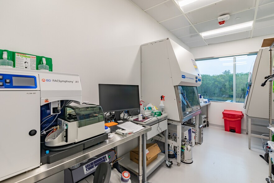 More Photos Of 727 Norristown Rd, Lower Gwynedd Research And Development For Lease