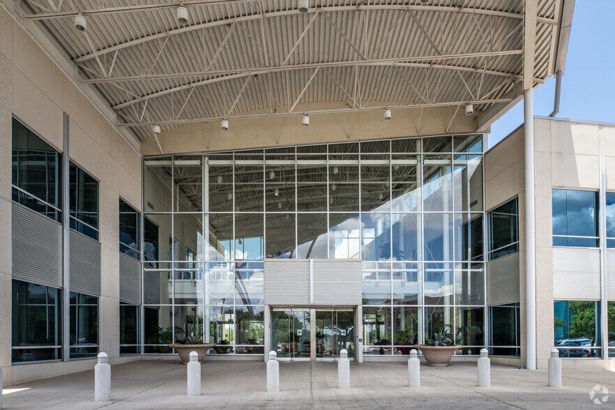 More Photos Of 810 Hester's Crossing, Round Rock Office For Lease