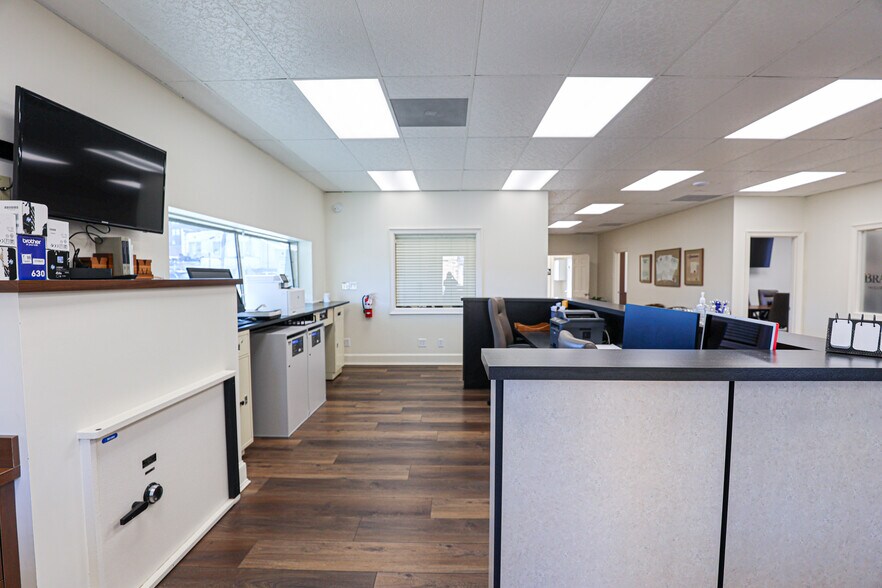 More Photos Of 630 Jefferson St, Paducah Office For Sale