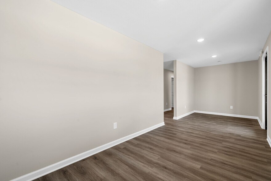 More Photos Of 1400 Dover Rd, Clarksville Showroom For Lease