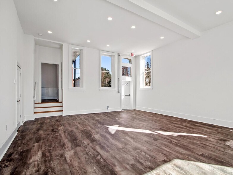 More Photos Of 153 S Beaver St, York Storefront Retail Residential For Lease