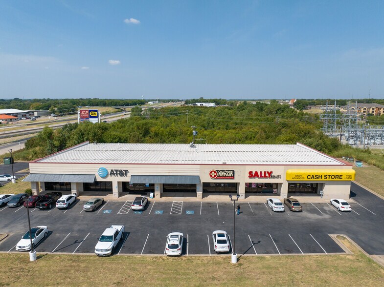 More Photos Of 3300-4100 Town Center St, Sherman Unknown For Lease