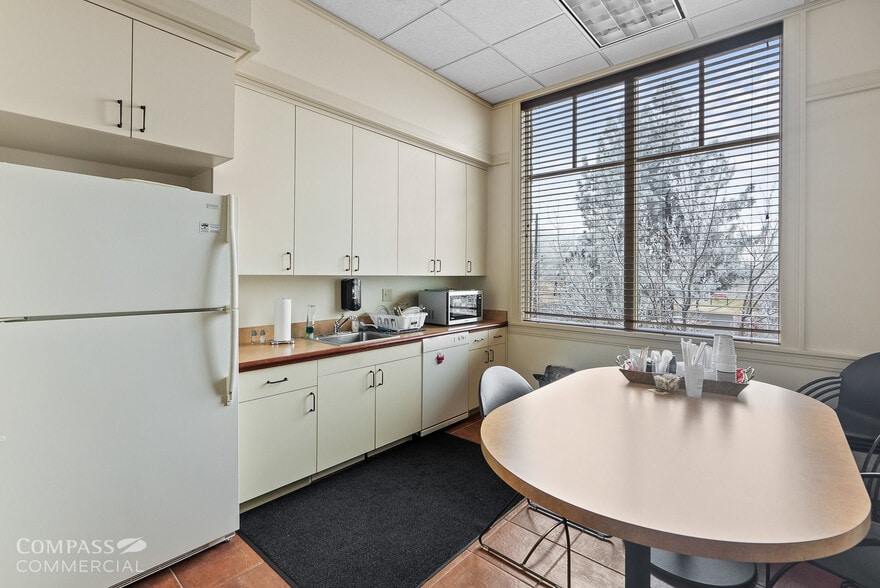 More Photos Of 735 SW 6th St, Redmond Office For Lease