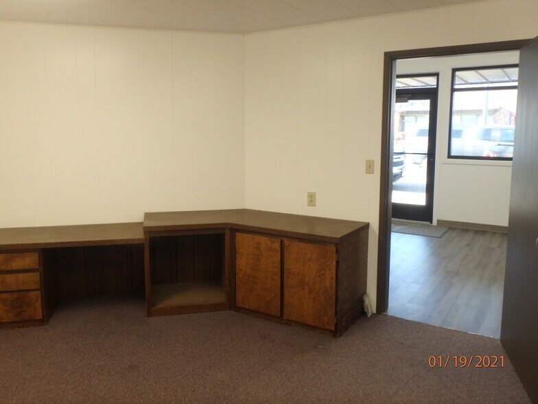 More Photos Of 85 SE 5th St, Madras Office For Lease