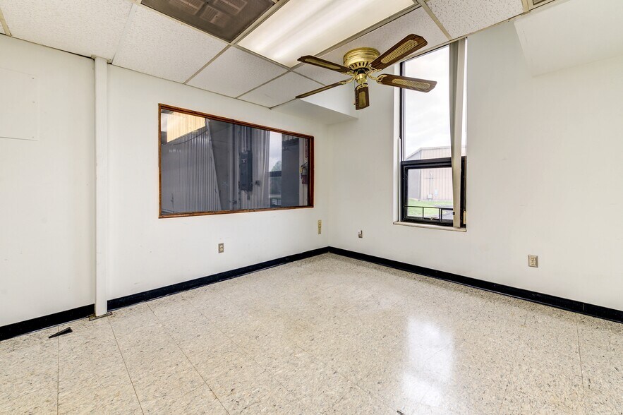 More Photos Of 617 Cepi Dr, Chesterfield Warehouse For Lease