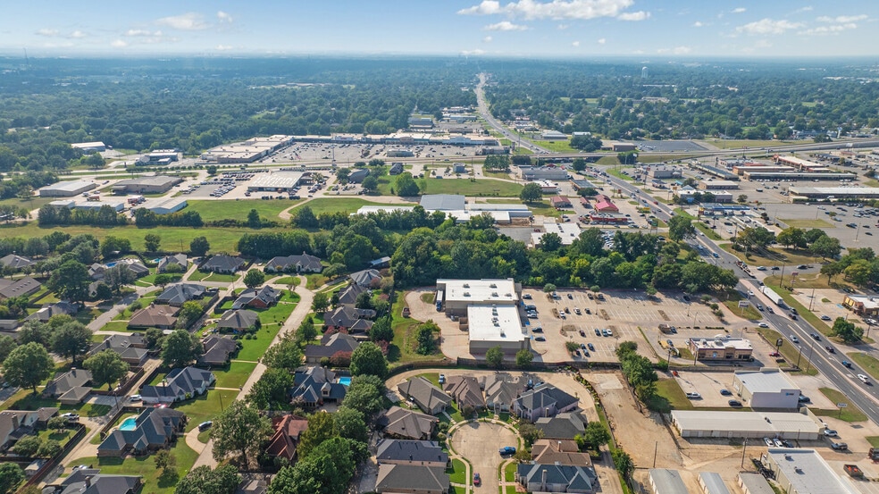 More Photos Of 3900 Lamar Ave, Paris Unknown For Lease