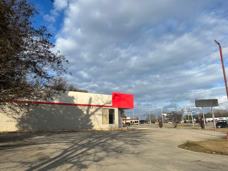 More Photos Of 1601 5th Ave, Meridian Freestanding For Lease