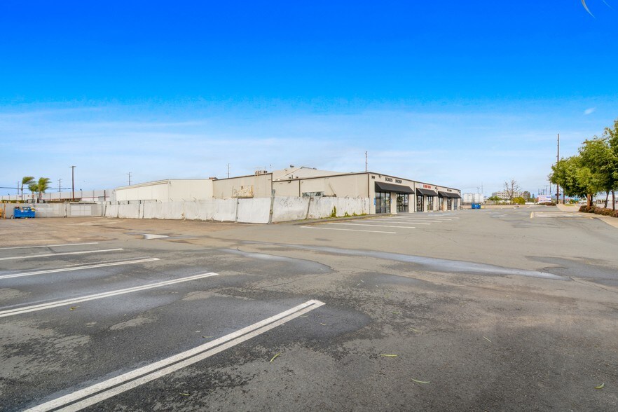 More Photos Of 309-323 E Ball Rd, Anaheim Showroom For Sale