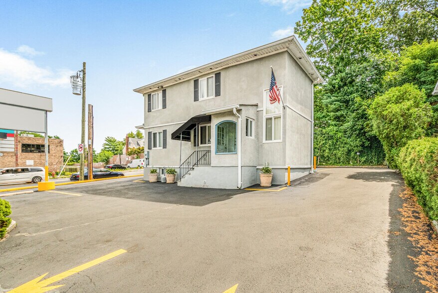 More Photos Of 2132 Central Park Ave, Yonkers Freestanding For Sale