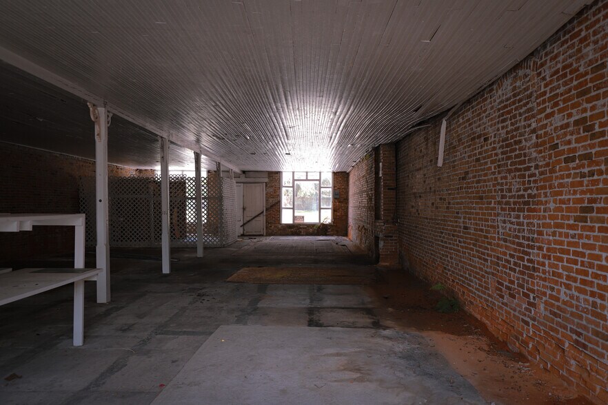More Photos Of 14650 NE Waldo Rd, Waldo Storefront For Lease