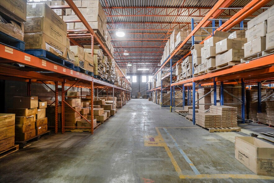 More Photos Of 1280 Boul Jules-Poitras, Montréal Warehouse For Lease