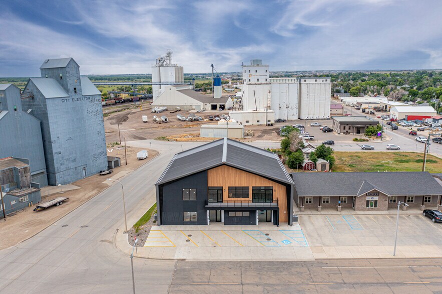 More Photos Of 107 Washington Ave, Williston Flex For Sale