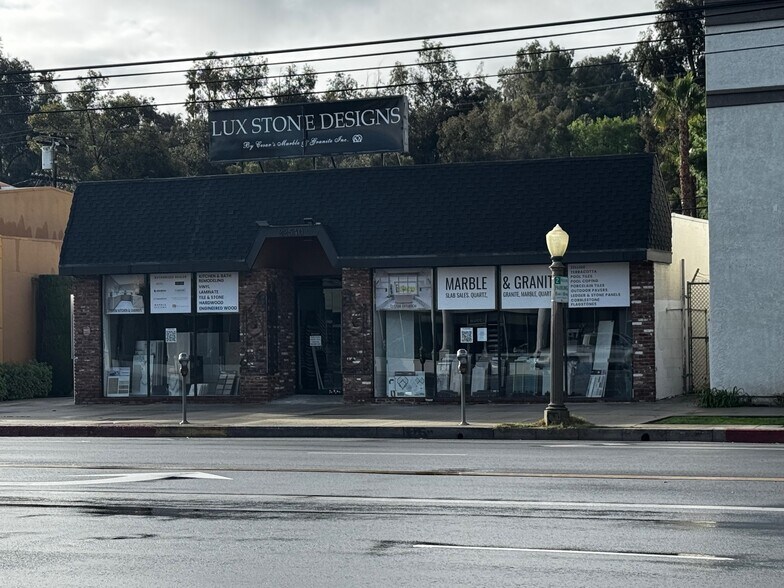 More Photos Of 22540 Ventura Blvd, Woodland Hills Storefront For Sale