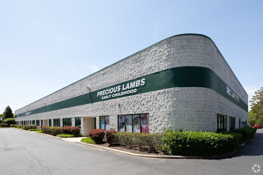 Primary Photo Of 630 Broadway Ave, Holbrook Warehouse For Lease