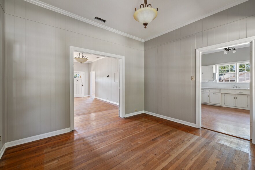 More Photos Of 620 N Main St, Taylor Storefront Retail Office For Sale