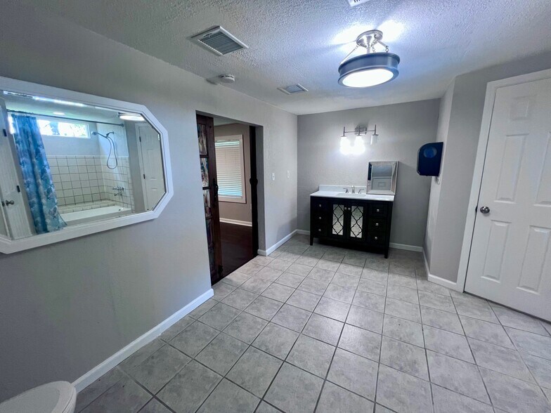 More Photos Of 2506 Anders Ln, Kemah Medical For Lease