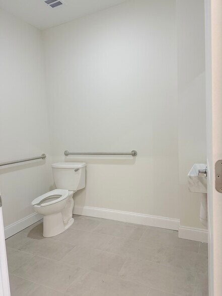 More Photos Of 5222 Bergenline Ave, West New York Storefront Retail Residential For Lease